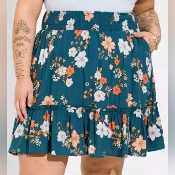 Torrid Mini Challis Smocked Waist Ruffle Edge Skirt Size 3X NEW - Picture 3 of 13